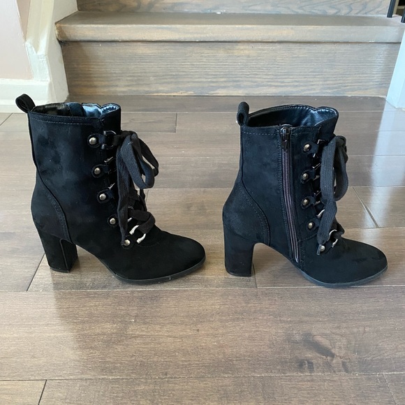 Le chateau black booties. Size 6 - Picture 2 of 5
